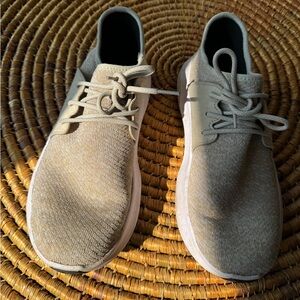 Vessi men’s 9.5 cream/white running shoes…